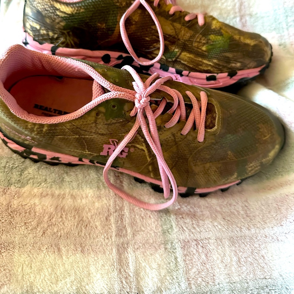 Women’s size 9 tennis shoes